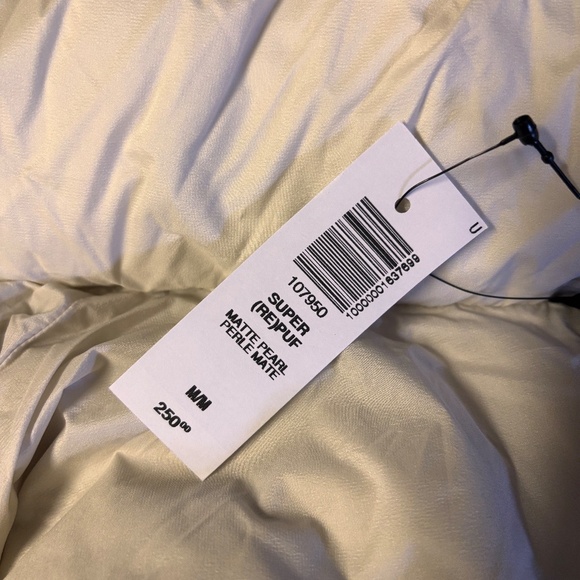 New womens medium Aritzia The Super (RE) Puff shorty coat - Picture 7 of 9